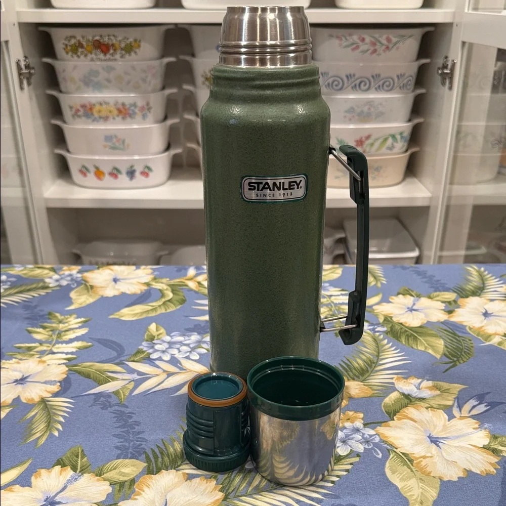 Stanley Classic Green Thermos - Picture 4 of 7